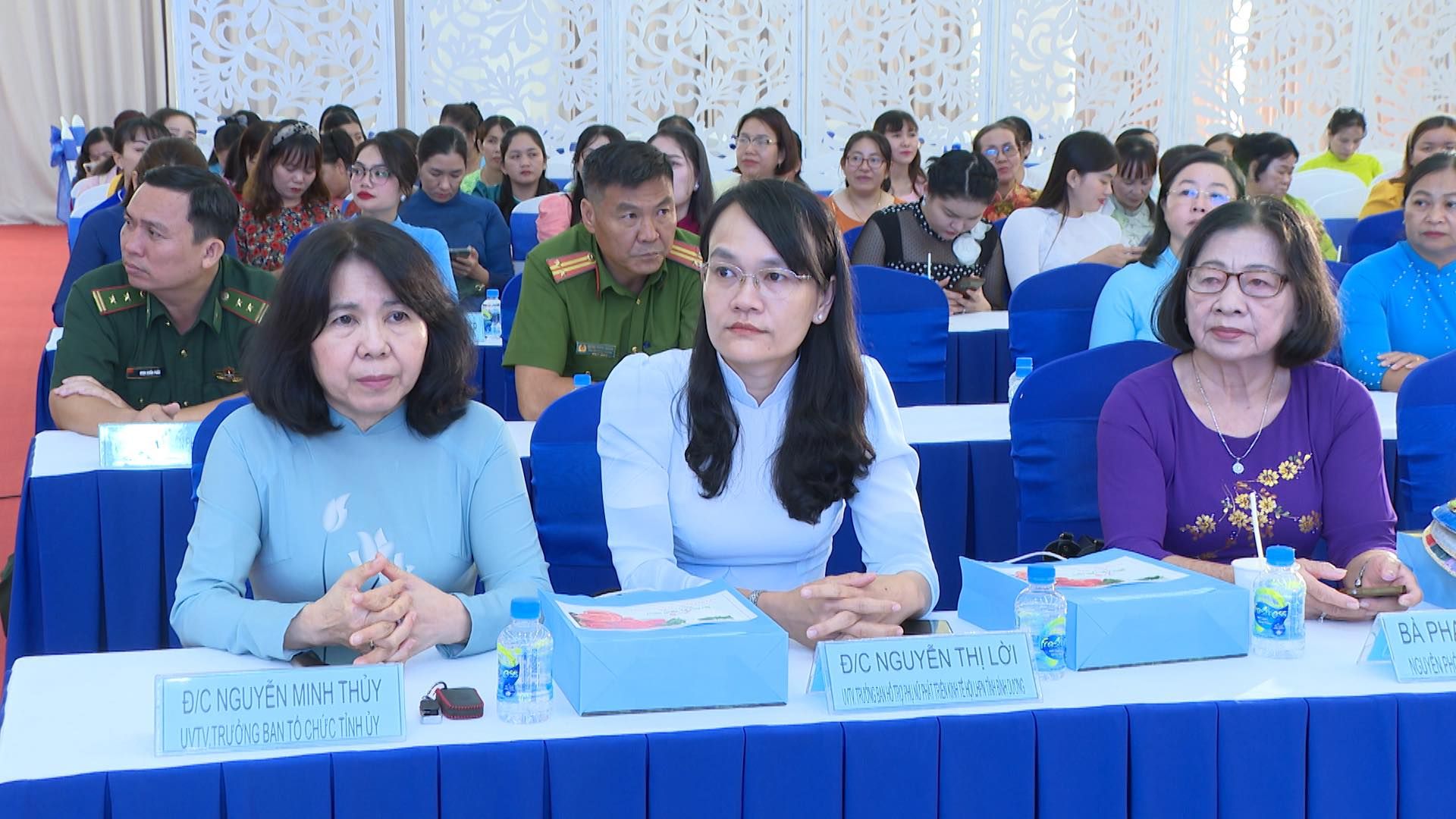 Có thể là hình ảnh về 5 người, cái bục và văn bản