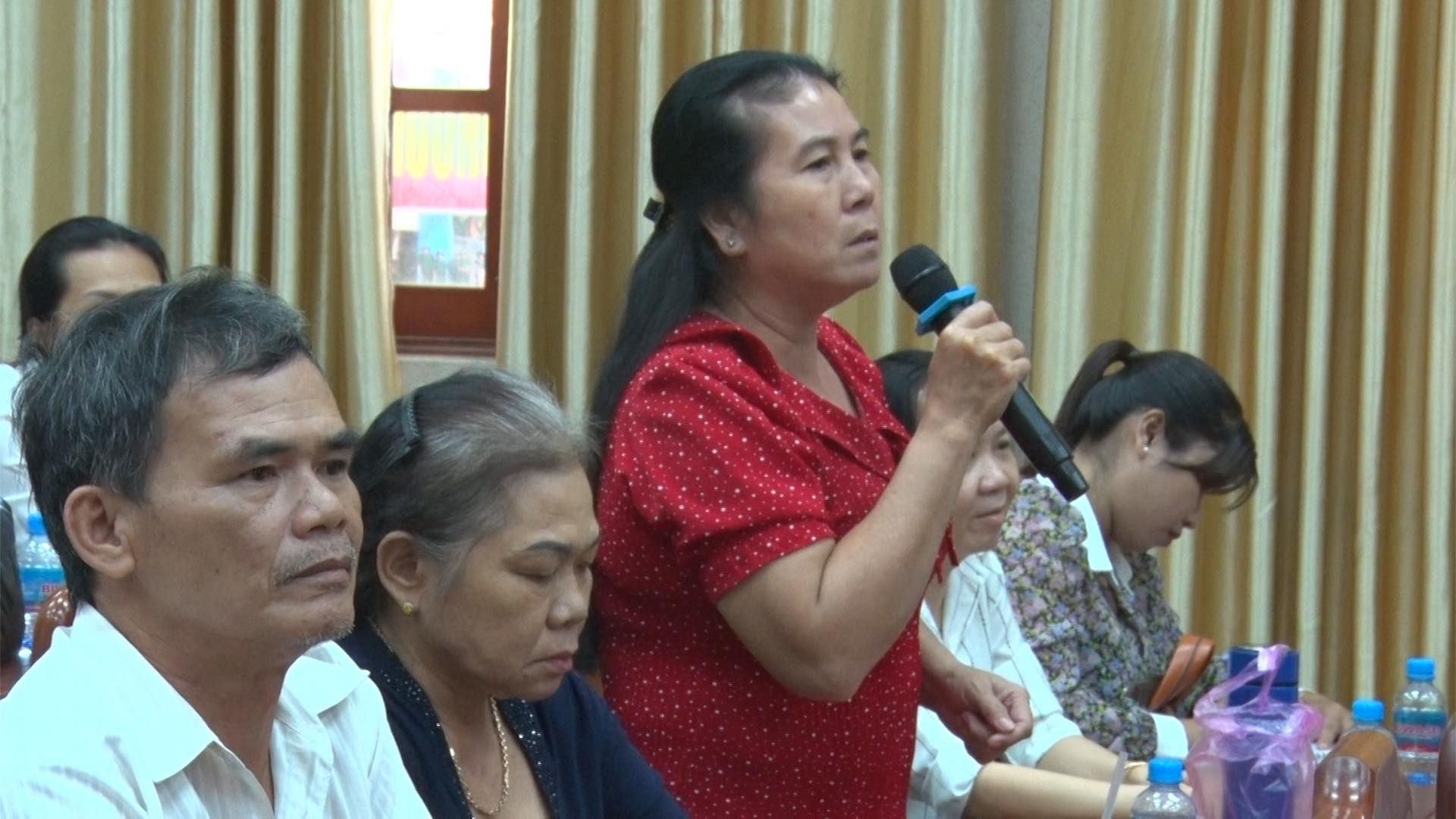 Có thể là hình ảnh về 4 người và văn bản