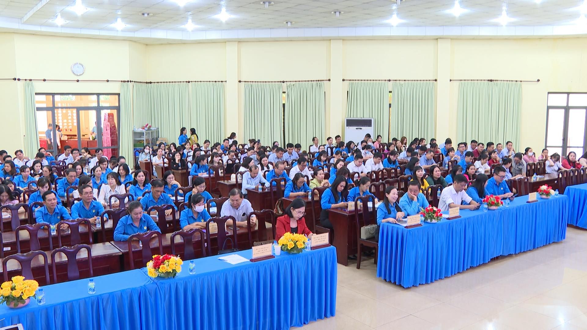 Có thể là hình ảnh về bàn và cái bục