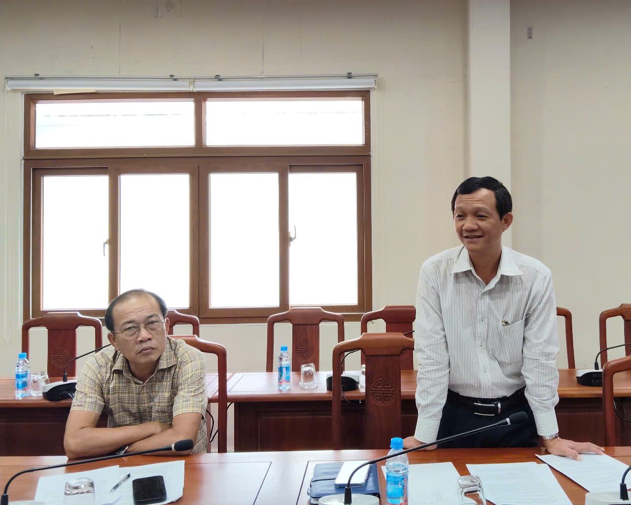 Có thể là hình ảnh về 2 người và mọi người đang học