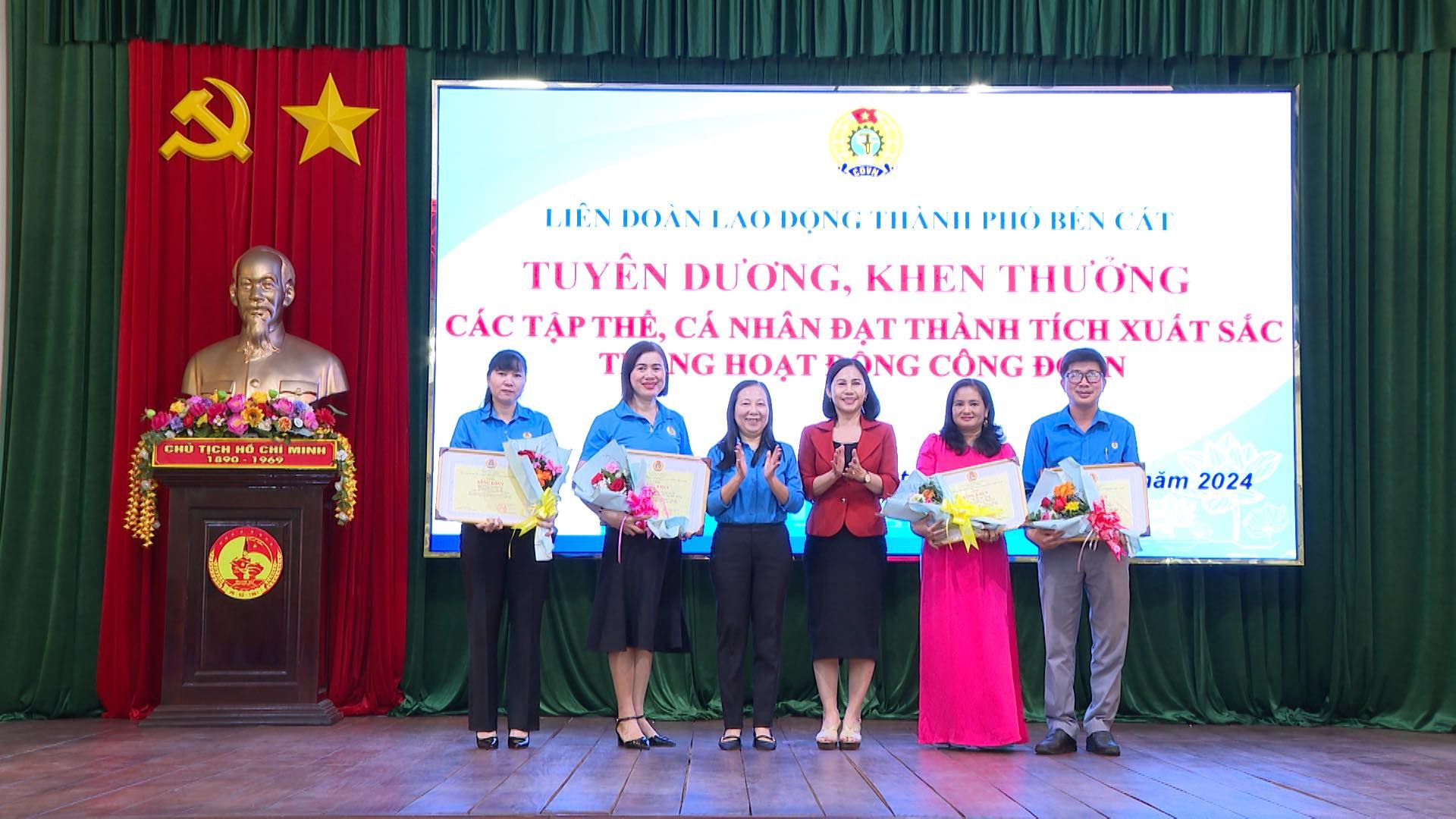 Có thể là hình ảnh về 6 người và văn bản cho biết 'ん ללנמ LIÊN DOAN 10 DỌNG HHÀNH PHO BENGAI TUYÊN TUYÊNDƯONG DU ONG KHEN THU ONG CÁC CÁCTAPTHÊ, CÁCTẬP TẬP THE, CÁ NHÂN ĐẠT THÀNH τίCΗ XUẤT SÁC NG HOAT NG CÔNG Đ CHU ICH 6 HE MANH ls ቀልዊ lẫm 2024'
