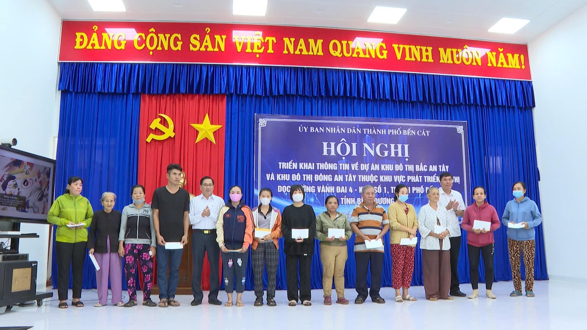 Có thể là hình ảnh về 14 người, cái bục và văn bản cho biết 'ĐẢNG CỘNG SẢN VIỆT NAM QUANG VINH MUỠN MUỠNNĂM! NĂM! Q ύγ BAN NHÀN DÂN THÀNH PHό BẾN CẤT HỘINGHỊ HỘI NGHI TRIẾN KHA THÔNG TIN VẾD DỰ ÁN KHU ĐỎ TH THI BẮC AN TÂY VÀ KHU ĐC THI ĐÓNG AN TÂY THUỘC KHU VỰC PHÁT TRIỀN 다비 OC ING VÀNH BAI 501, PHO TÍNHB มบ'