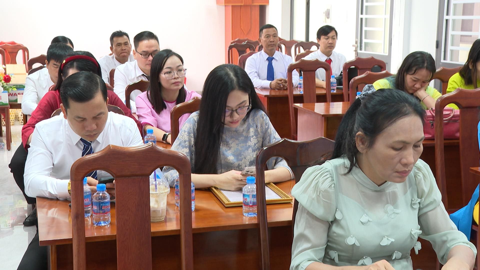 Có thể là hình ảnh về 10 người và mọi người đang học