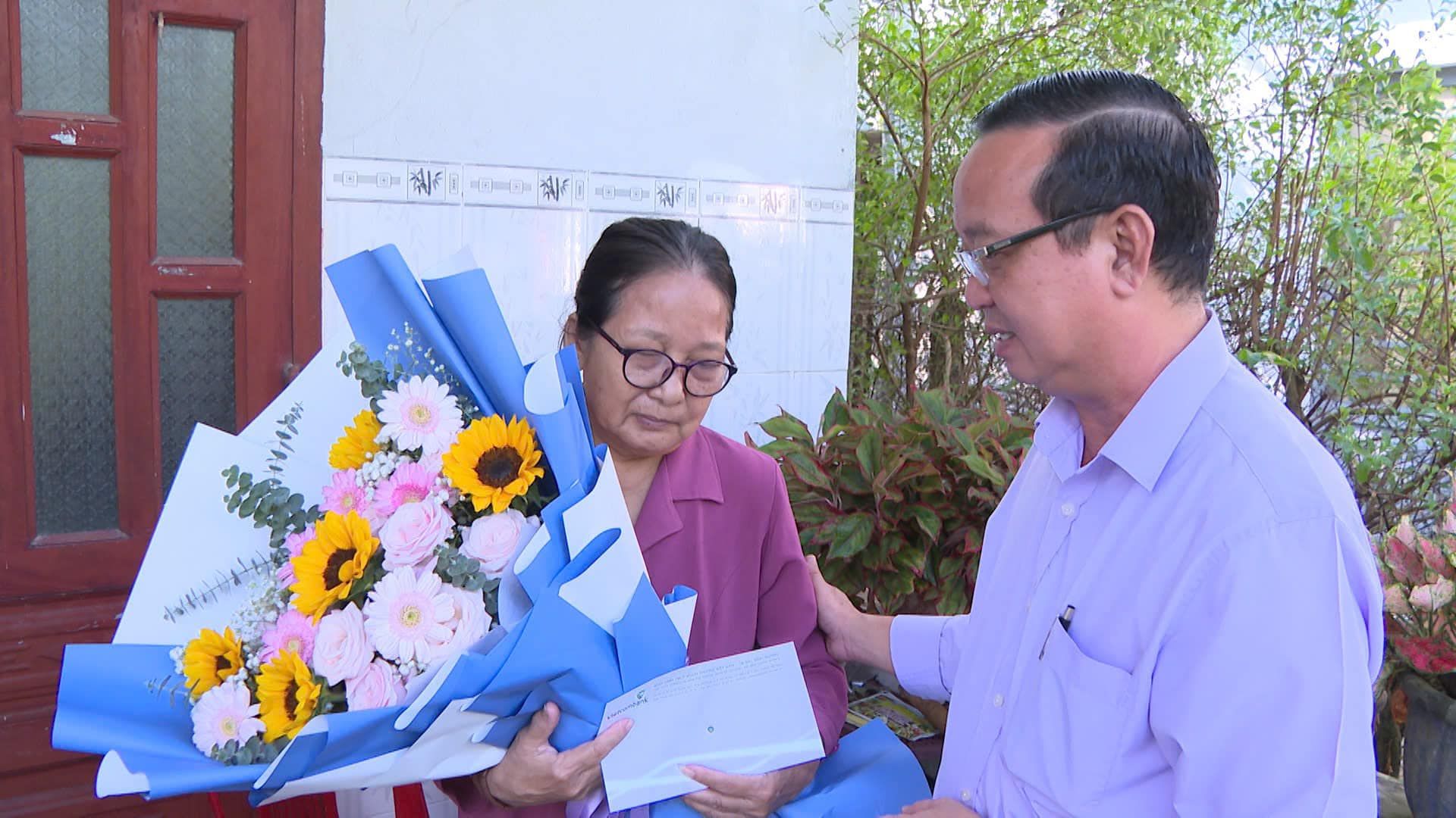 C&oacute; thể l&agrave; h&igrave;nh ảnh về 2 người, hoa v&agrave; văn bản