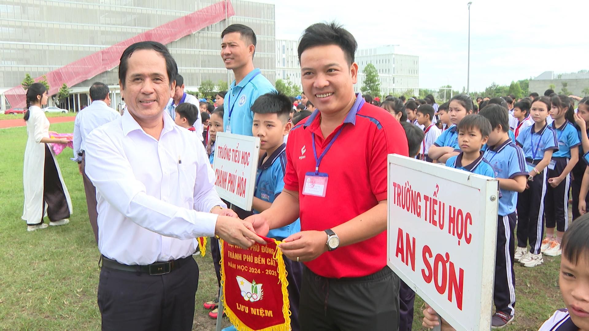 C&oacute; thể l&agrave; h&igrave;nh ảnh về 5 người v&agrave; văn bản