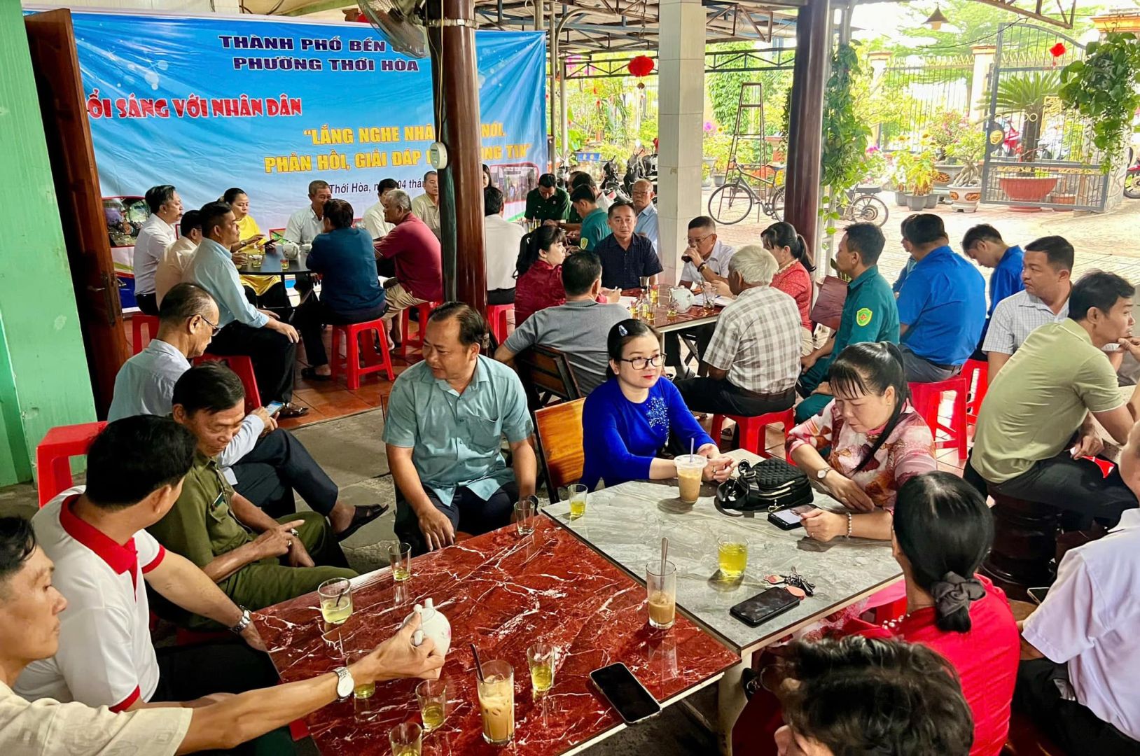 Có thể là hình ảnh về 10 người, bàn cờ và văn bản cho biết 'THANH PHO THANHPHOBÉN BÉN PHƯƠNG τιOΊ PHƯƠNGTHOIHOA Hoл ỒI SÁNG VỚI NHÂN DÂN "LÁNG NGHE NHA PHAN HÓI GIÃI DAP Tho Hòa, আন'
