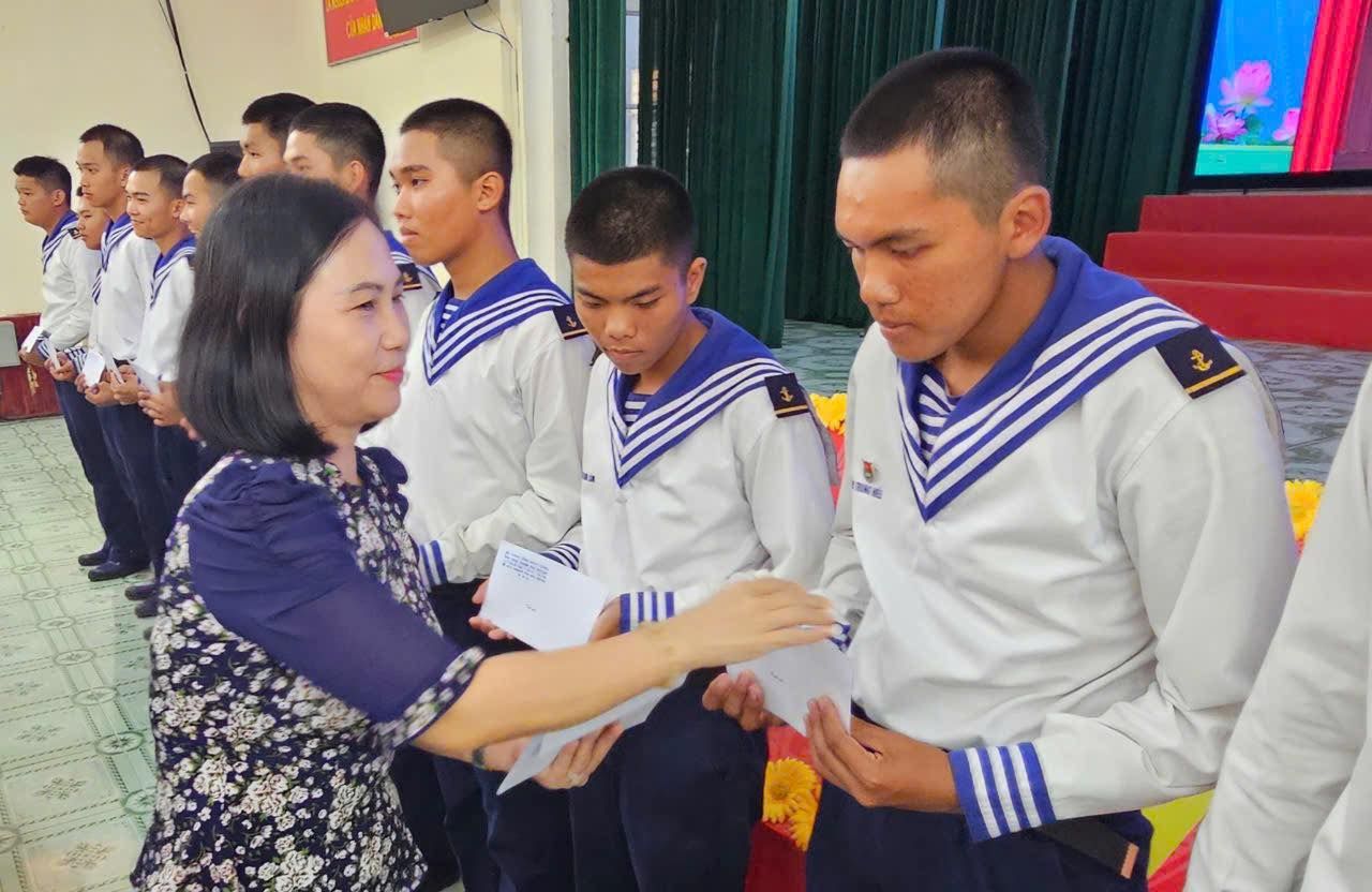Có thể là hình ảnh về 5 người