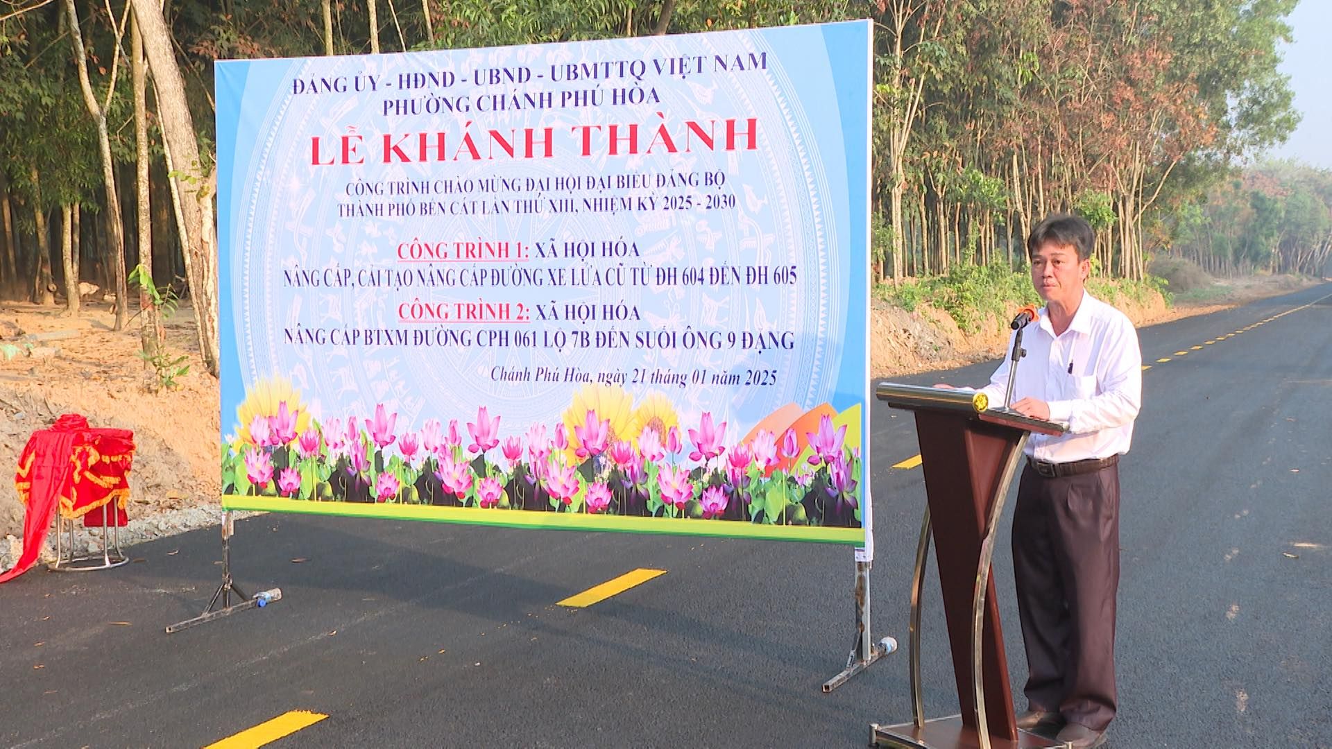 Có thể là hình ảnh về 1 người, cái bục và văn bản