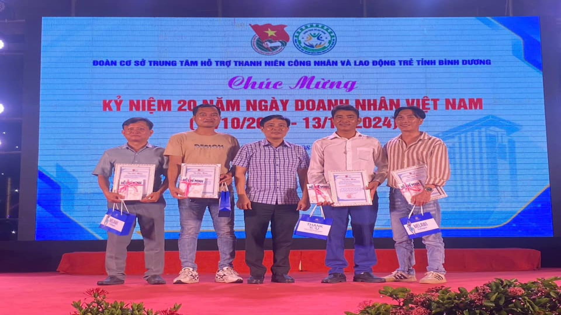 Có thể là hình ảnh về 5 người và văn bản