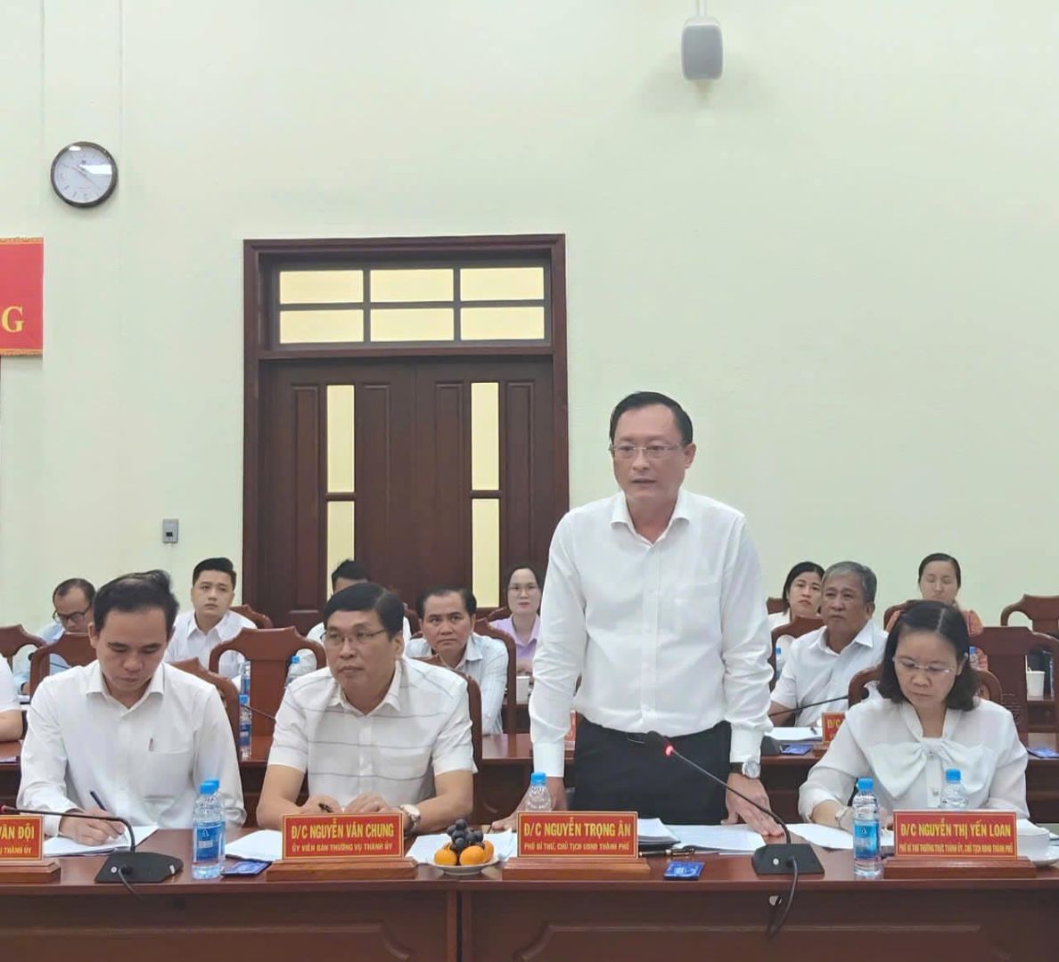 Có thể là hình ảnh về 8 người và văn bản