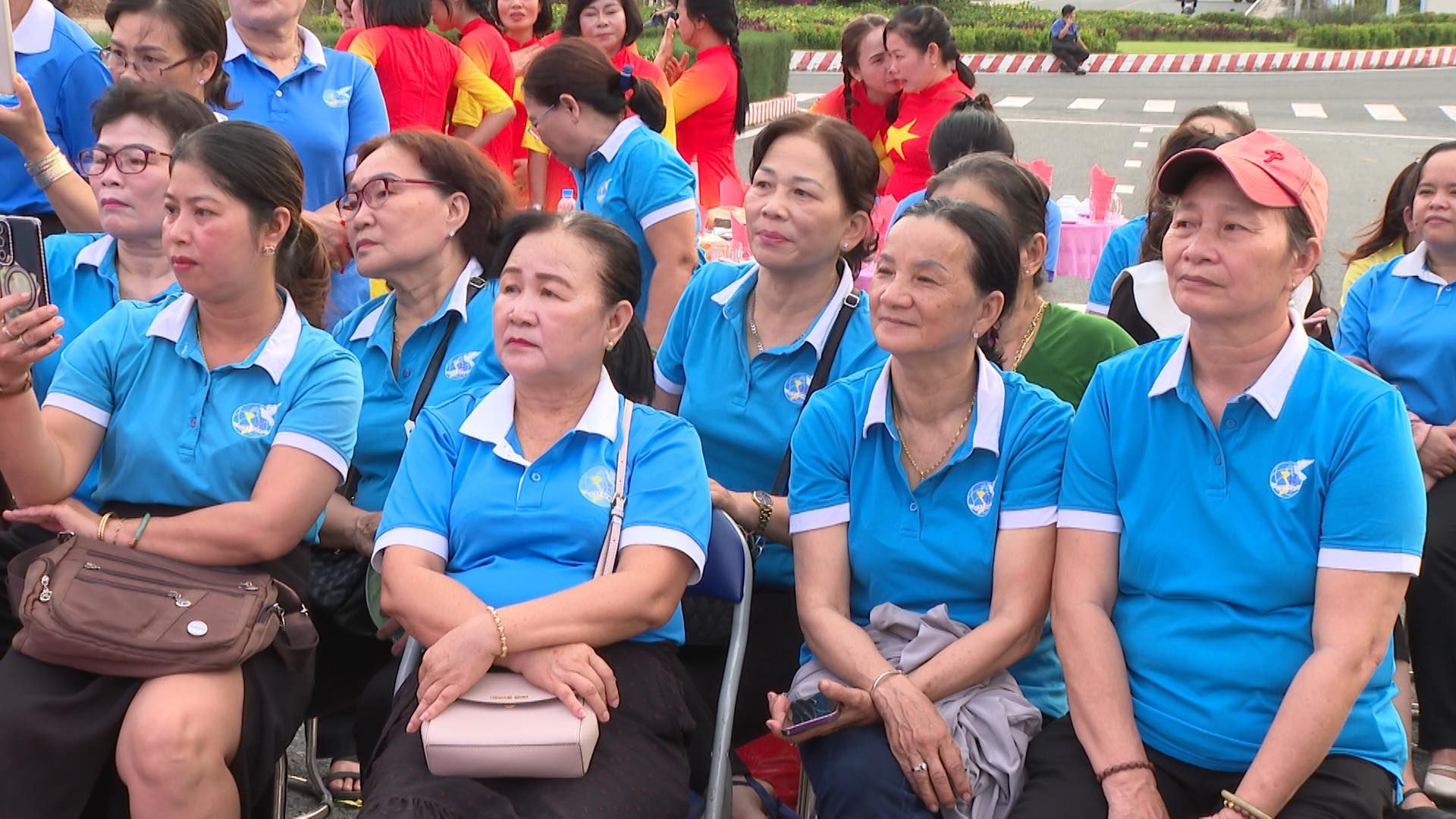 Có thể là hình ảnh về 7 người