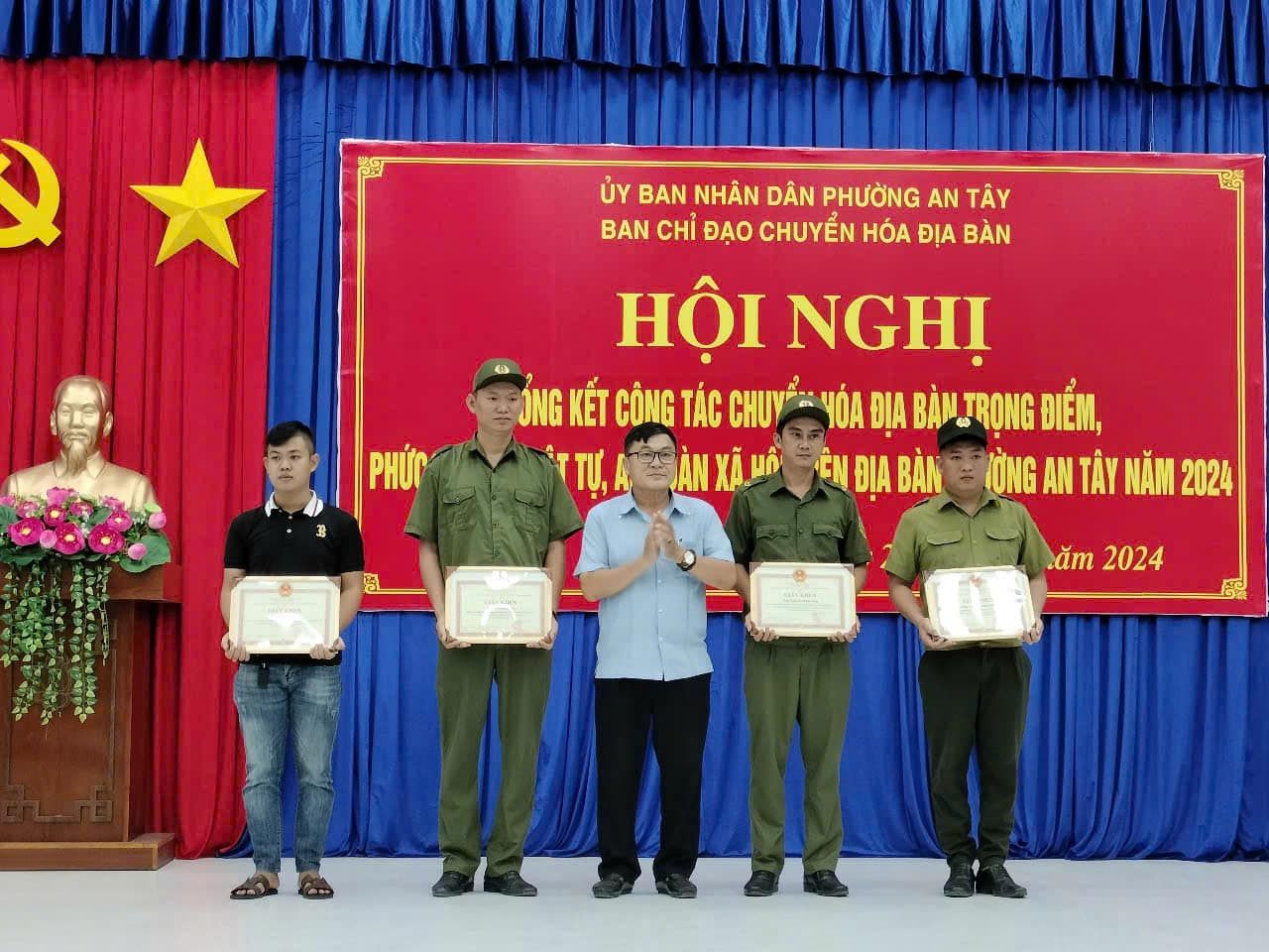 Có thể là hình ảnh về 5 người và văn bản