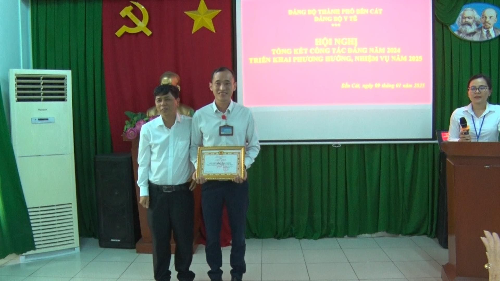 Có thể là hình ảnh về 3 người và văn bản