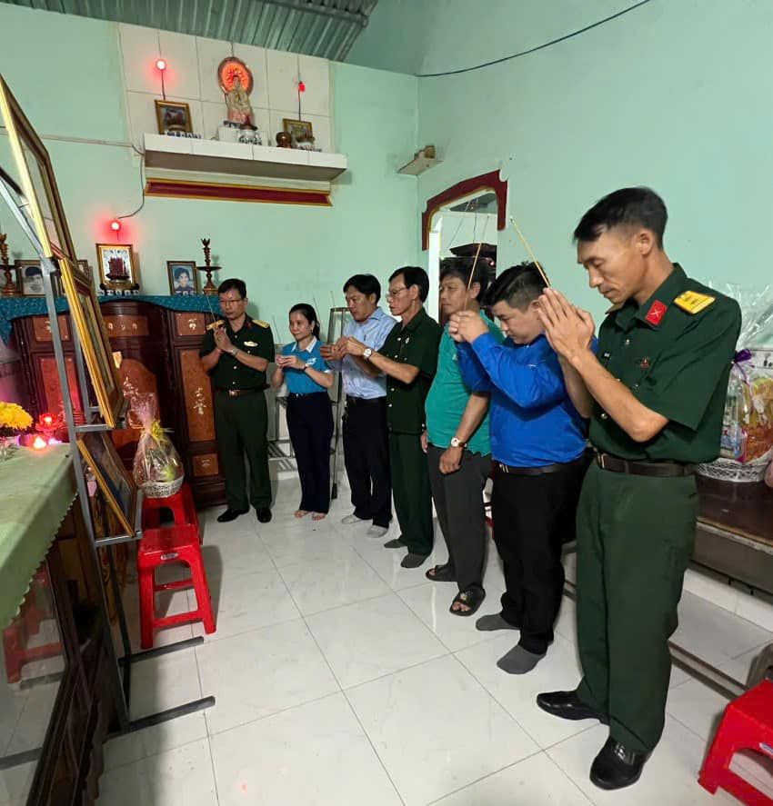 C&oacute; thể l&agrave; h&igrave;nh ảnh về 6 người