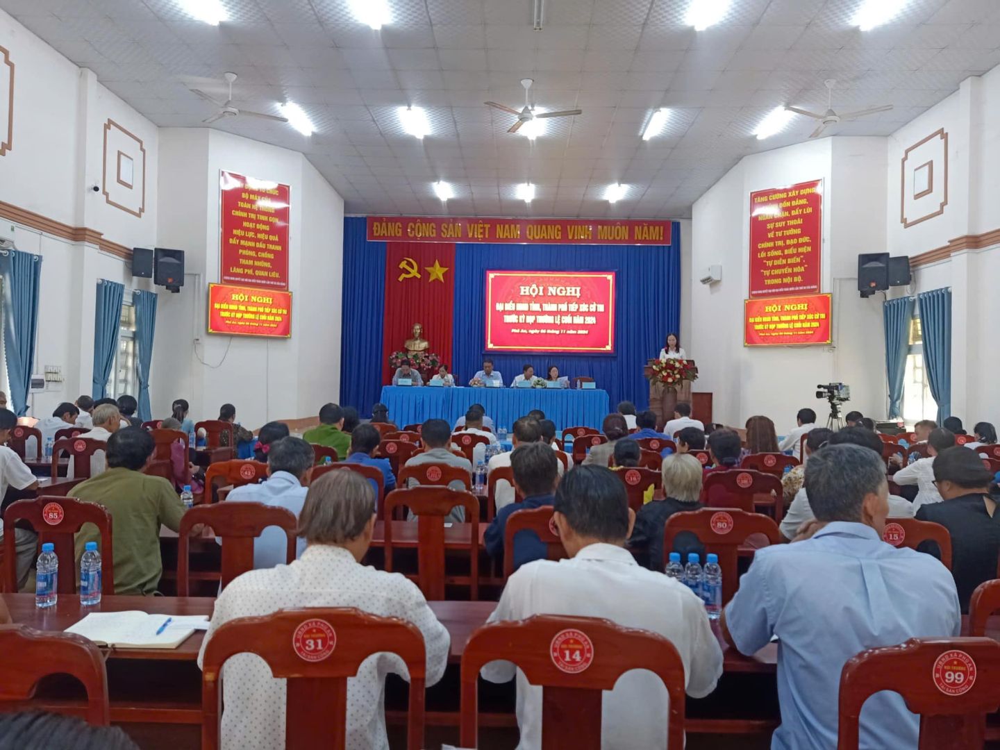 Có thể là hình ảnh về 1 người và văn bản