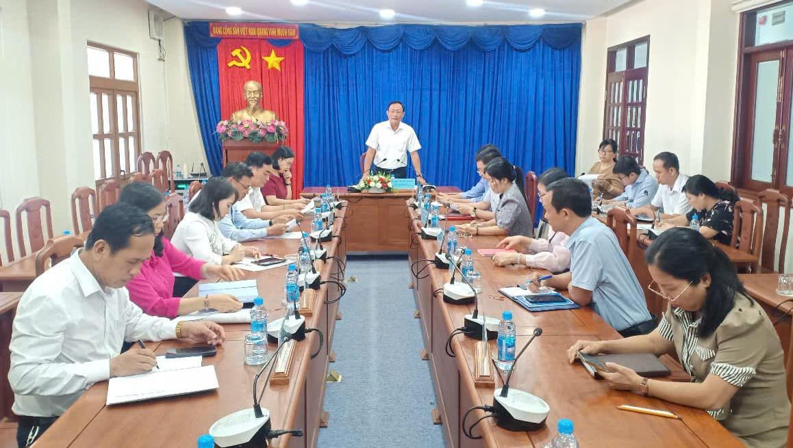 Có thể là hình ảnh về 9 người, mọi người đang học và văn bản