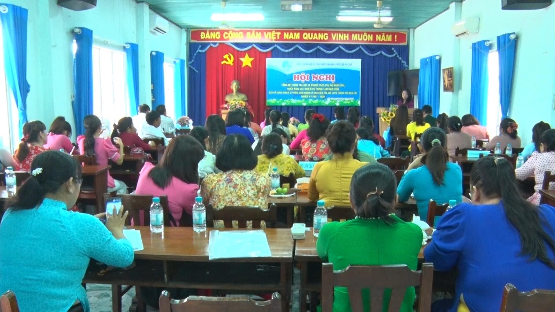 Có thể là hình ảnh về 7 người, mọi người đang học và văn bản