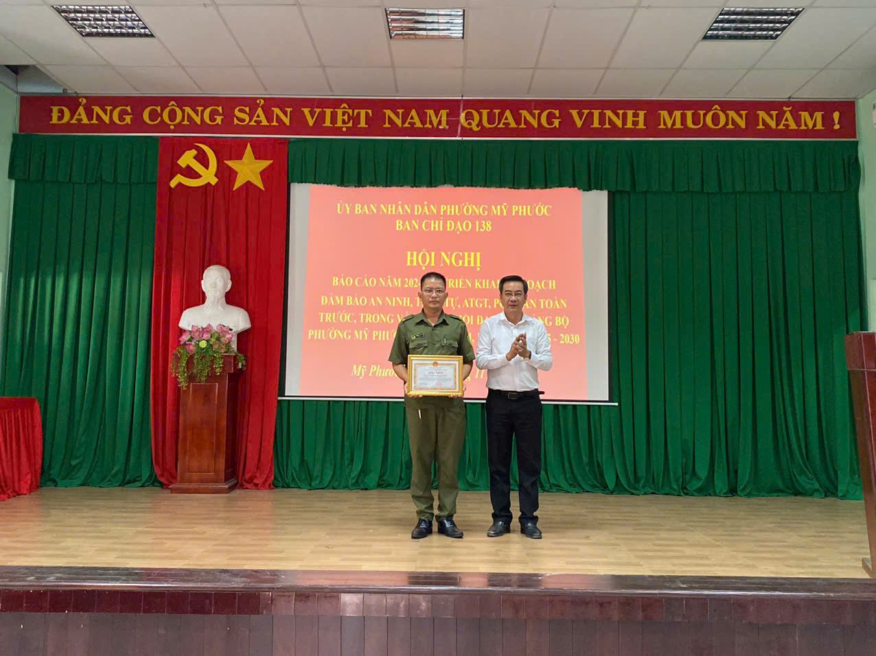 C&oacute; thể l&agrave; h&igrave;nh ảnh về 2 người v&agrave; văn bản