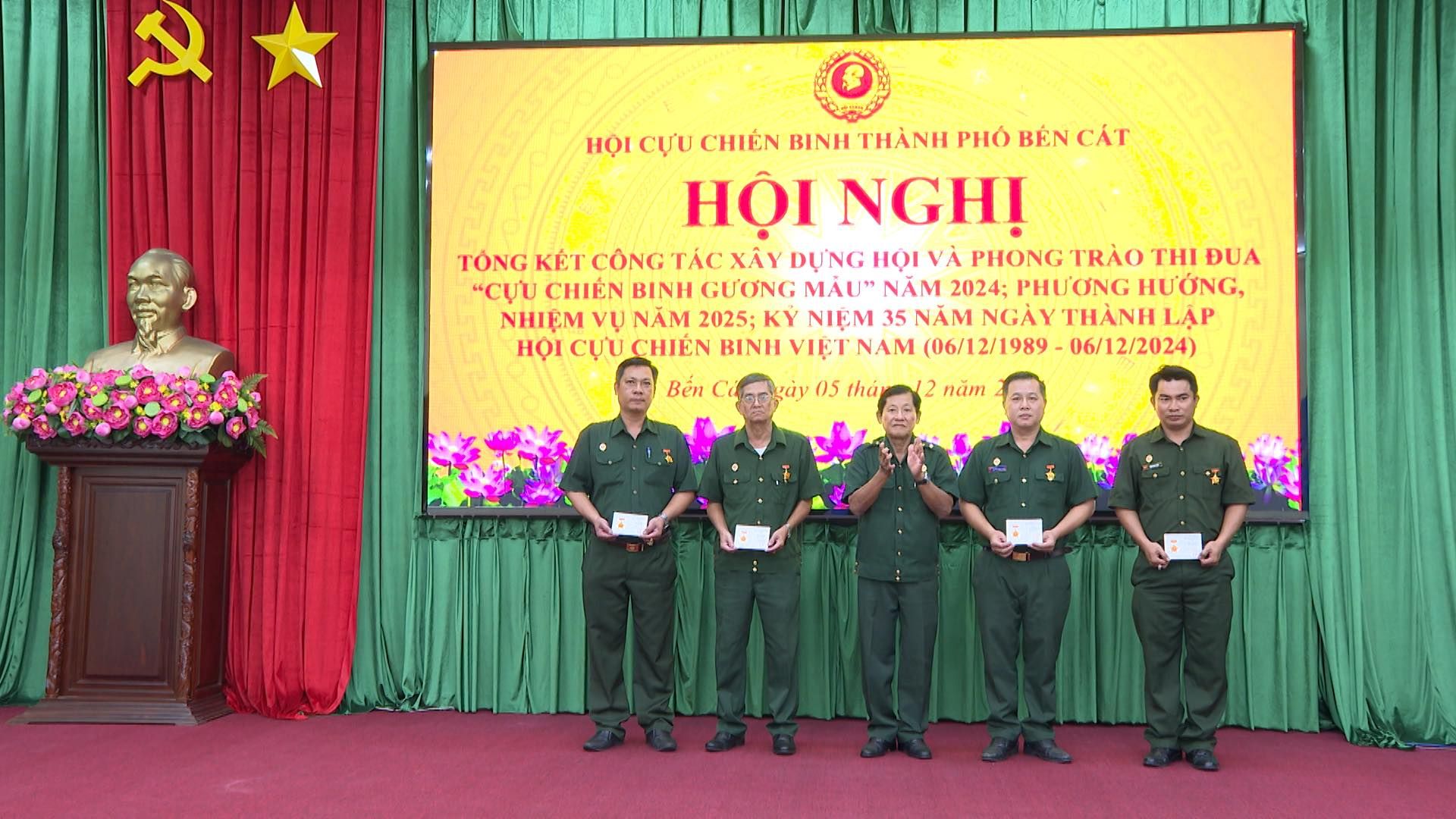 Có thể là hình ảnh về 5 người, cái bục và văn bản