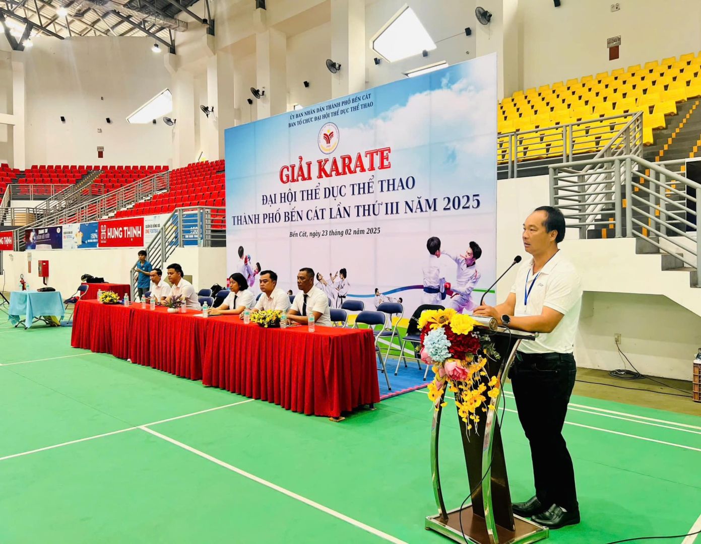 Có thể là hình ảnh về 10 người, cái bục và văn bản cho biết 'BENCAT 一 THNO MORCAMMNE HUNG HUNG THINH GIIKARATE GIẢI KARATE ĐẠI HỘI THỂ DỰC THỂ THAO THÀNH PΗό BÉN CÁT LẦN THỨ III NĂM 2025 BásCit ngày tháng àm 2025'