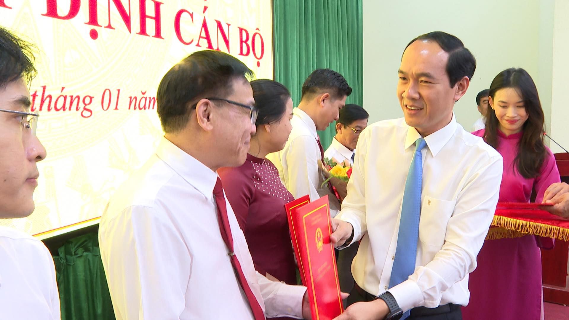 Có thể là hình ảnh về 5 người và văn bản