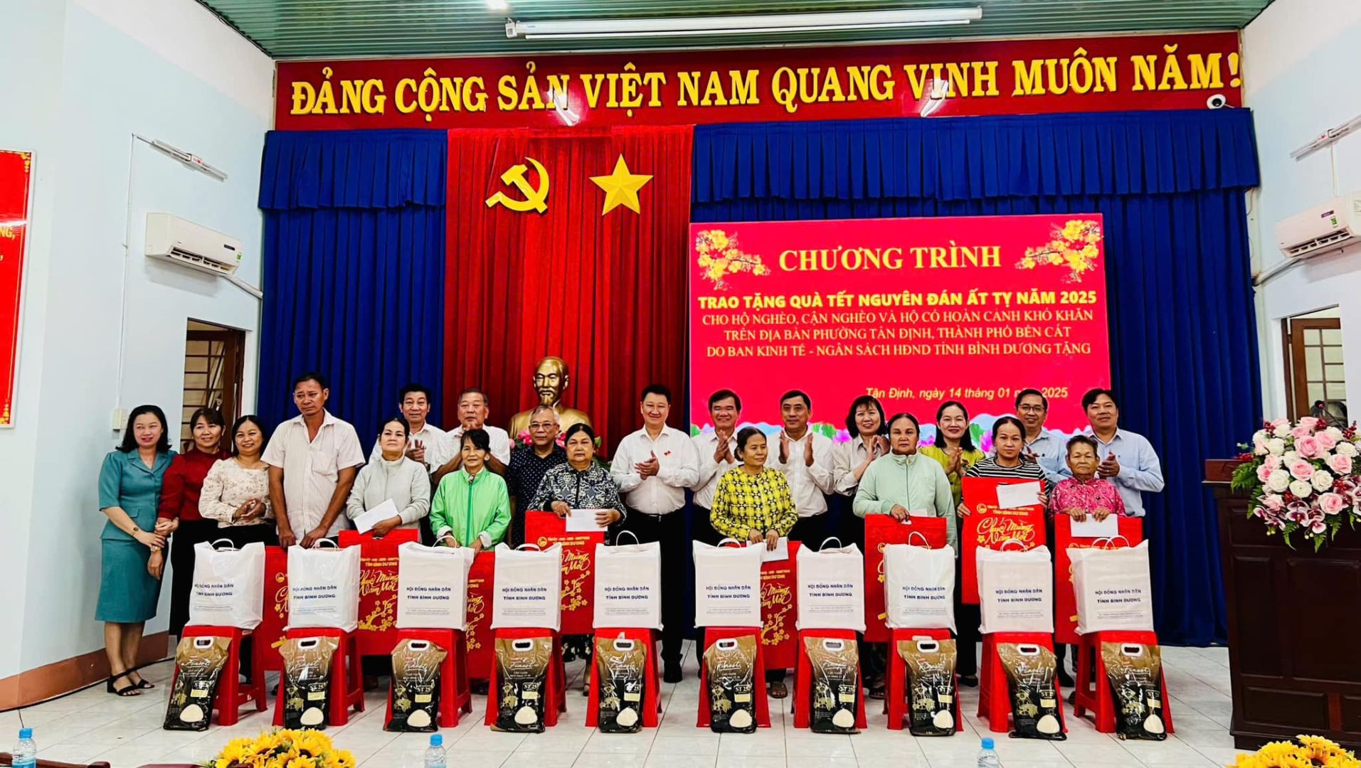 Có thể là hình ảnh về 10 người và văn bản