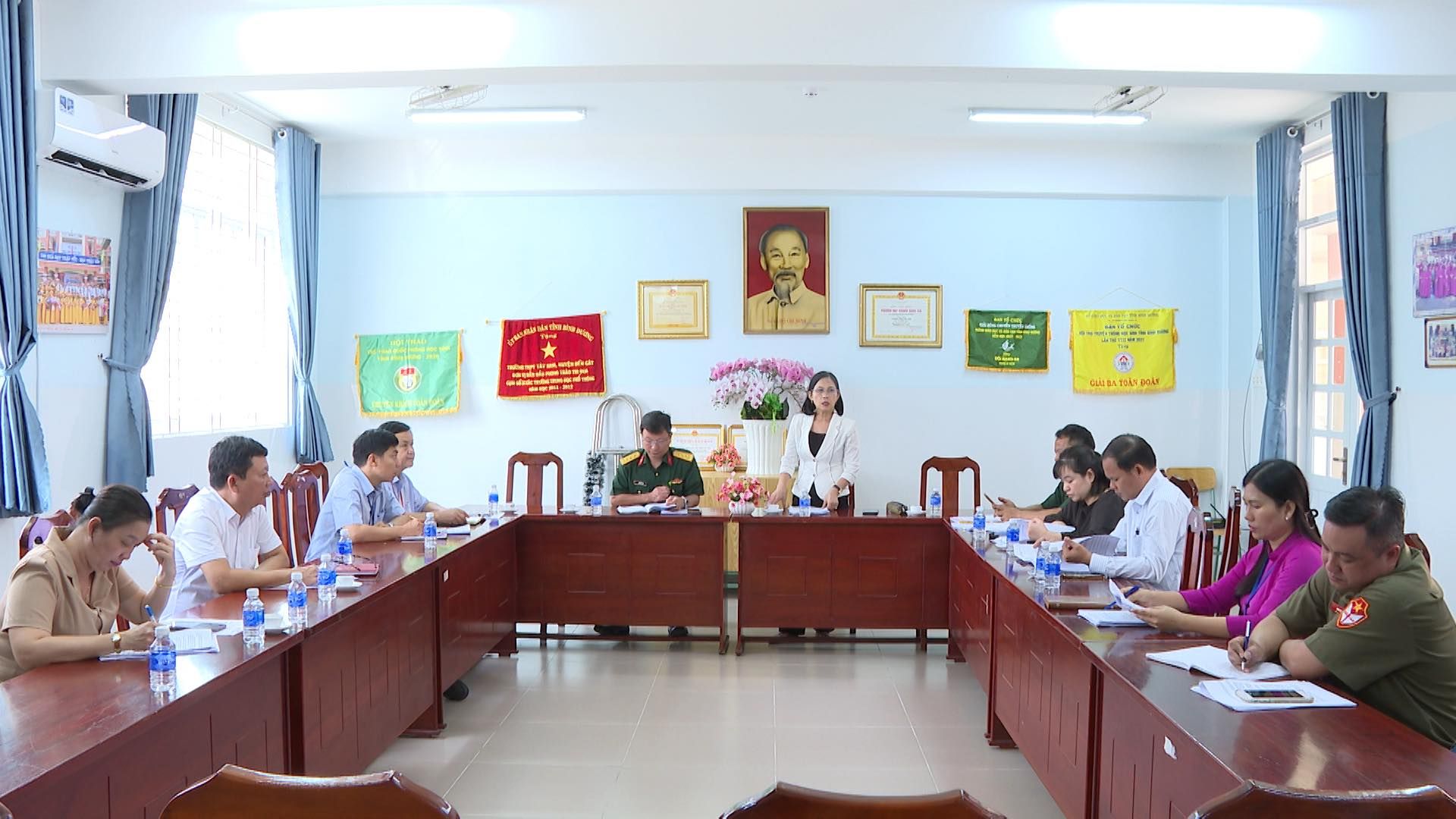 Có thể là hình ảnh về 10 người, mọi người đang học, bàn, bệnh viện và văn bản