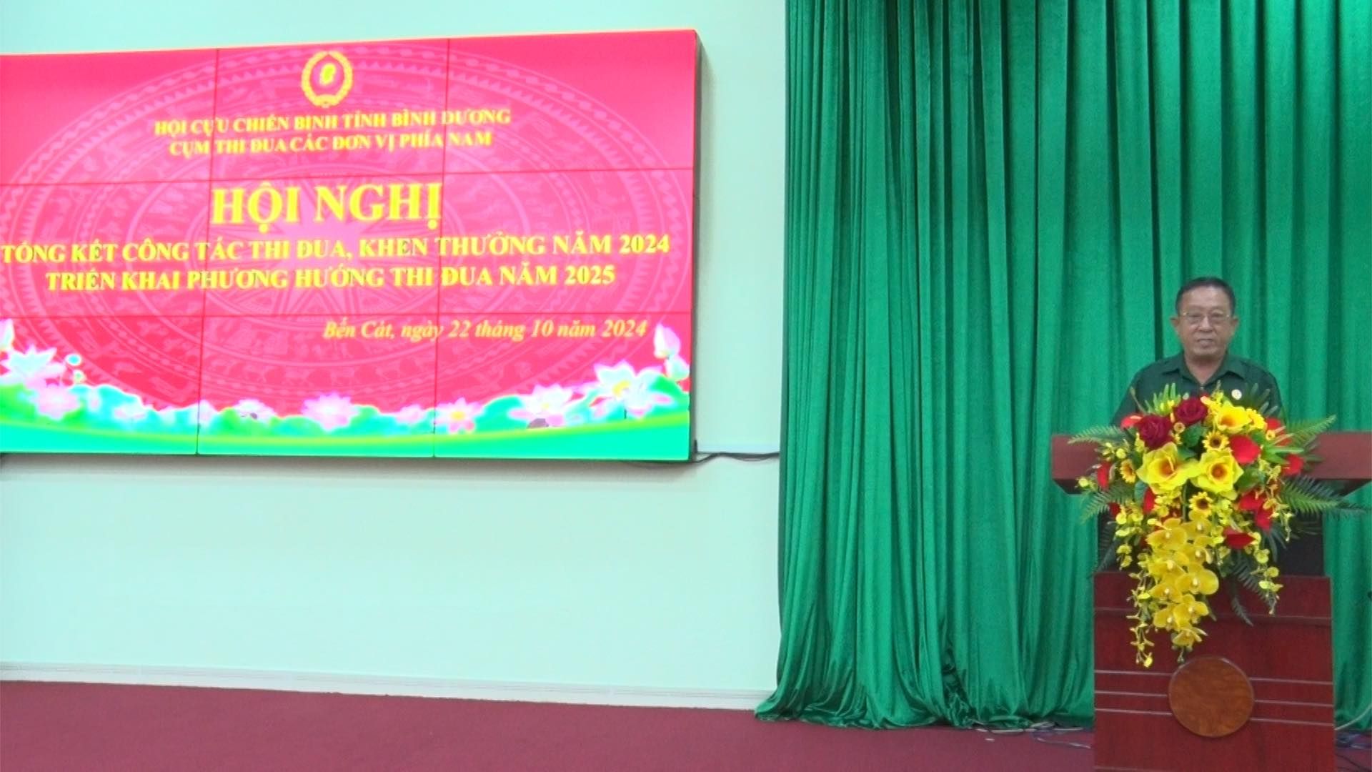 Có thể là hình ảnh về 1 người, cái bục, đền thờ và văn bản cho biết 'HỘI え.に東京YPIEANAW CUM ชาง DUACAC DON VỊ PHÍA AM CHIÊN BENH TÌNH BÌNH ƯONG HỘI NGHỊ TÔNG κέT CÔNG TACTHI DUA. KHEN THƯỞNG NĂM 2024 TRIÊN KHAI PHƯƠNG HƯỚNG THI DUA NĂM 2025 Bến Cát, ลูดย้า 22 tháng 10 năm 2024'