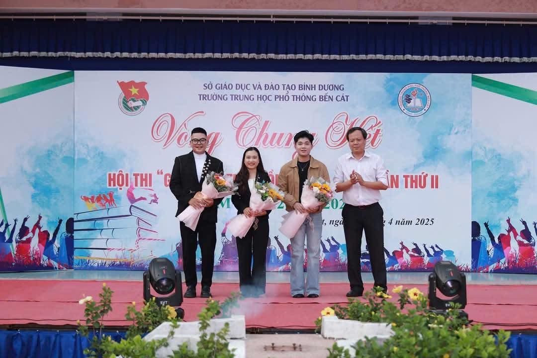 Có thể là hình ảnh về 5 người, cái bục và văn bản cho biết 'SỞ GIÁO DỤC VÀ ĐÃO TẠO BÌNH DƯƠNG TRƯỠNG TRUNG HỌC PHÓ THÔNG BEN CÁT Rδει Chu HỘI HỘITHI" THI सरমा ル İN THỨ Il 0 ngà 4năm2025 4 năm 2025 काबंड Hrn'