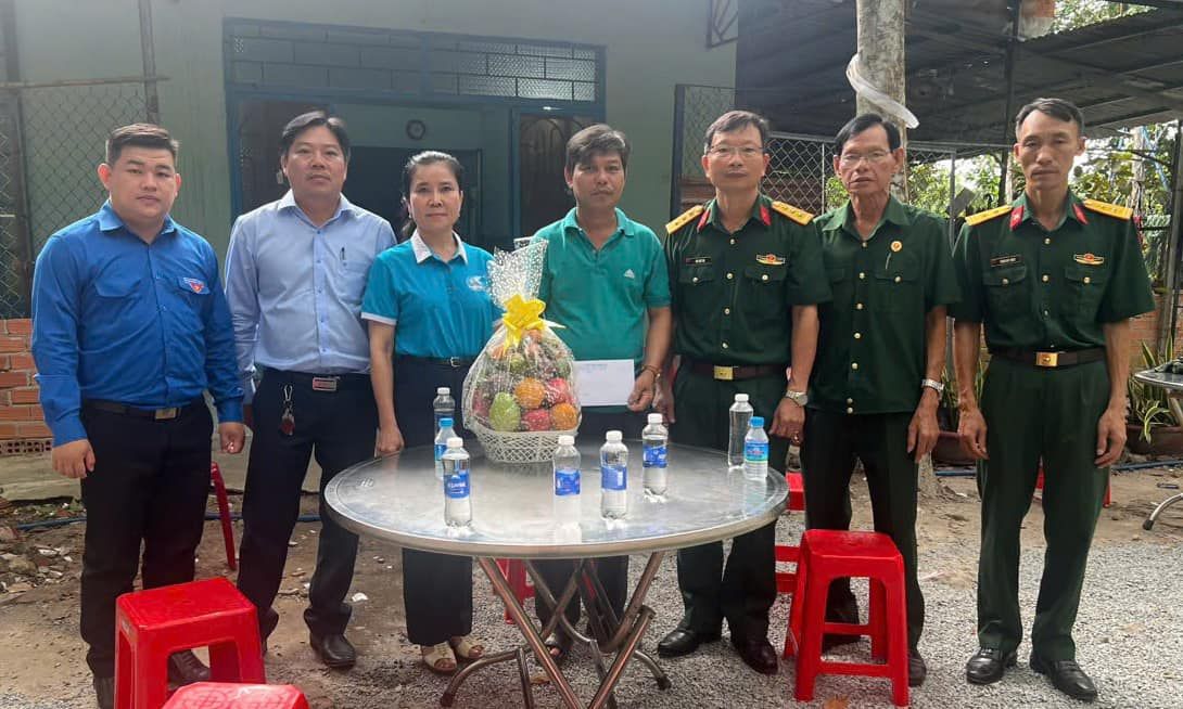 C&oacute; thể l&agrave; h&igrave;nh ảnh về 7 người v&agrave; văn bản