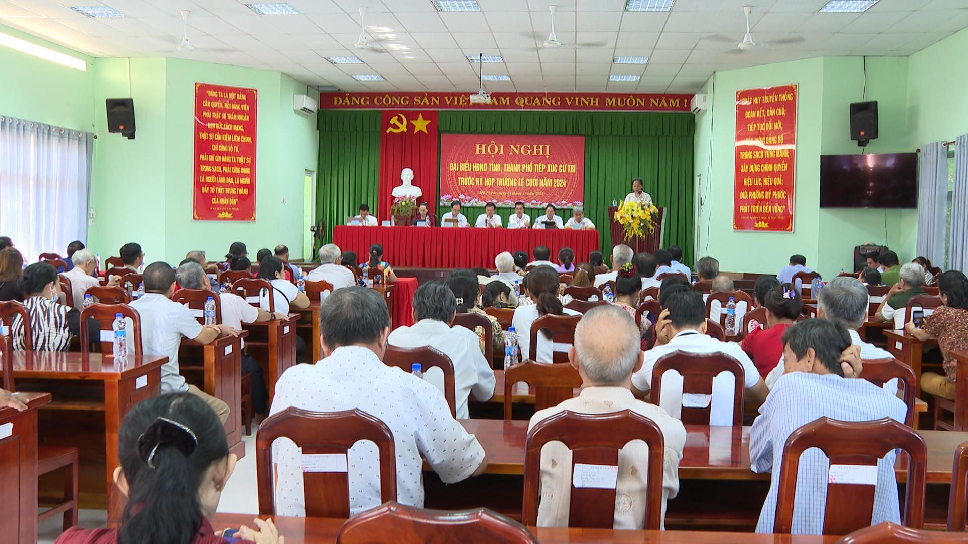 C&oacute; thể l&agrave; h&igrave;nh ảnh về 5 người, đền thờ v&agrave; văn bản