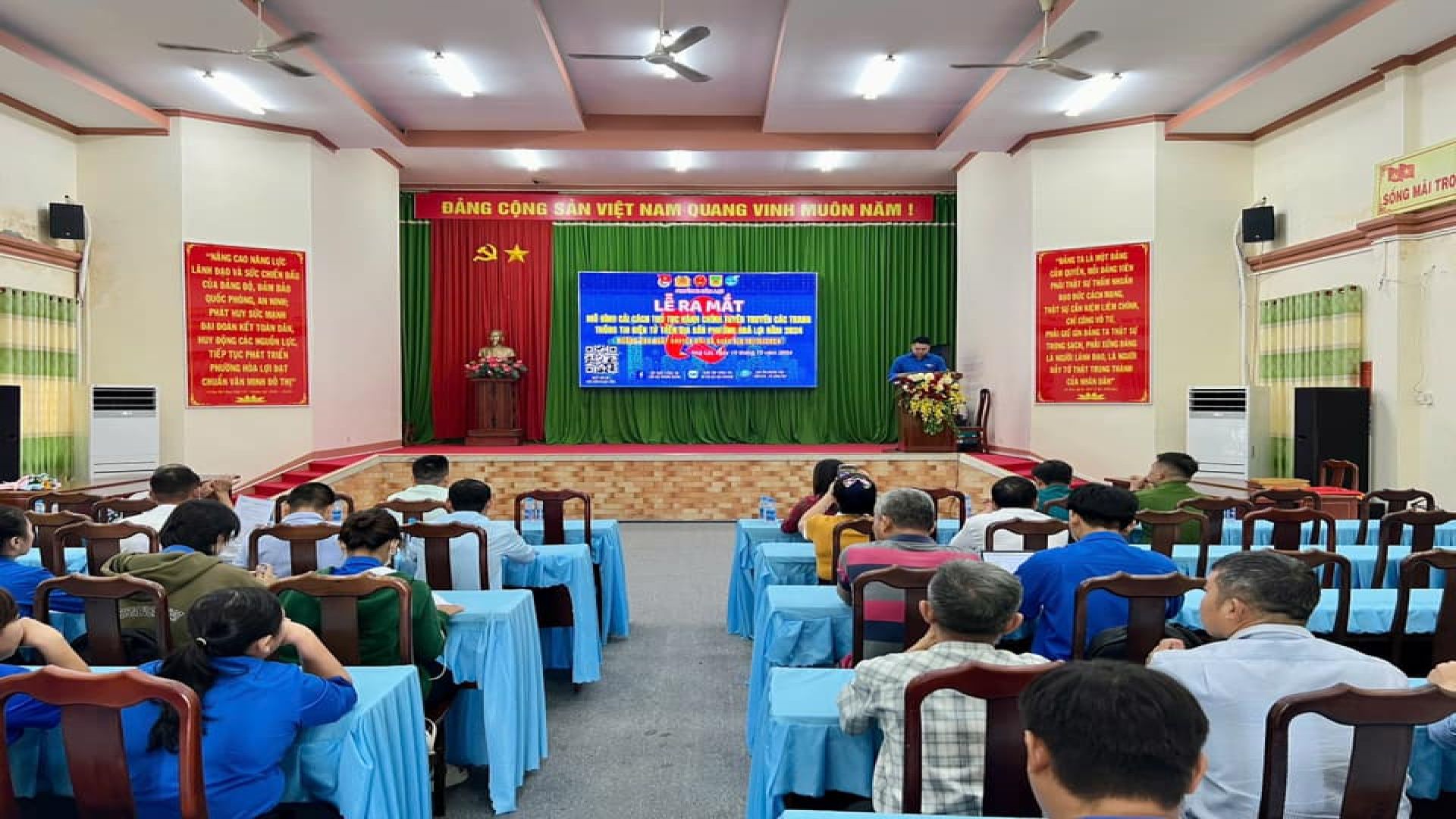 Có thể là hình ảnh về 13 người, cái bục và văn bản