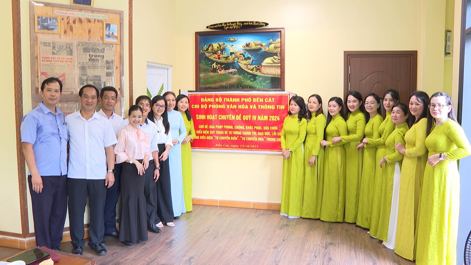 Có thể là hình ảnh về 13 người và văn bản