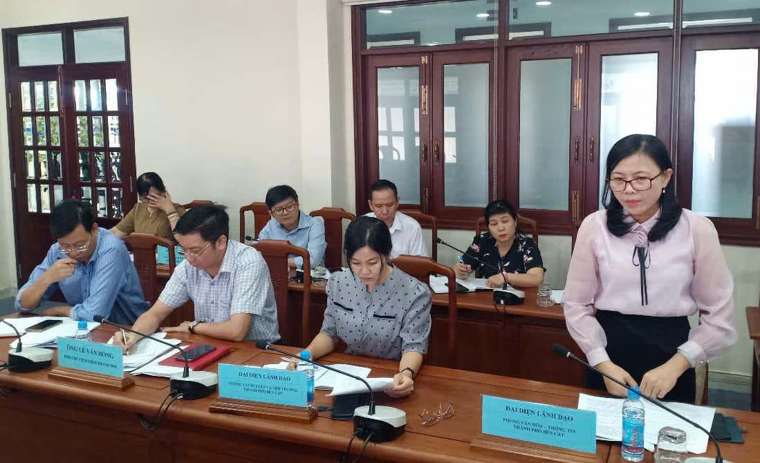 Có thể là hình ảnh về 8 người, mọi người đang học và văn bản