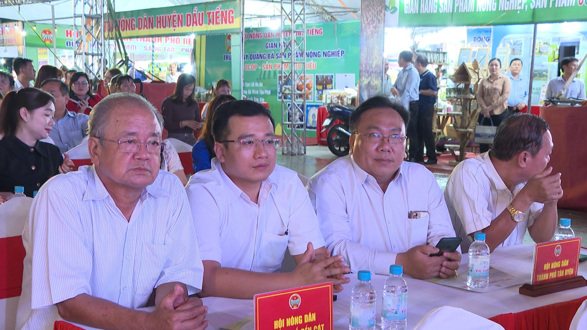 Có thể là hình ảnh về 12 người và văn bản
