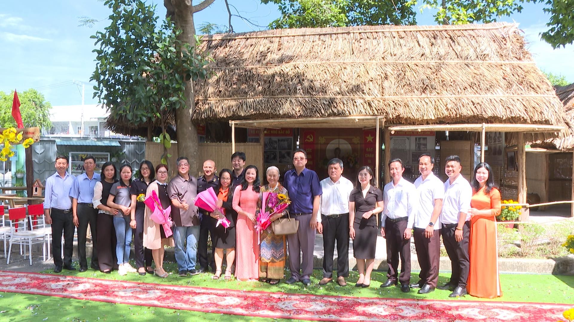 C&oacute; thể l&agrave; h&igrave;nh ảnh về 16 người v&agrave; đ&aacute;m cưới