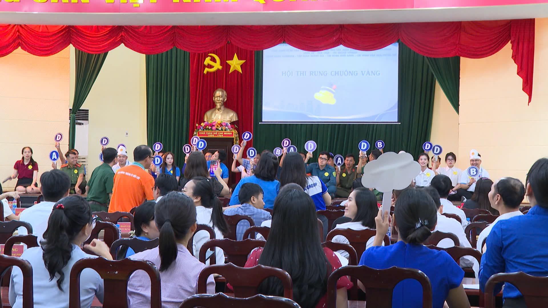 Có thể là hình ảnh về 2 người và văn bản