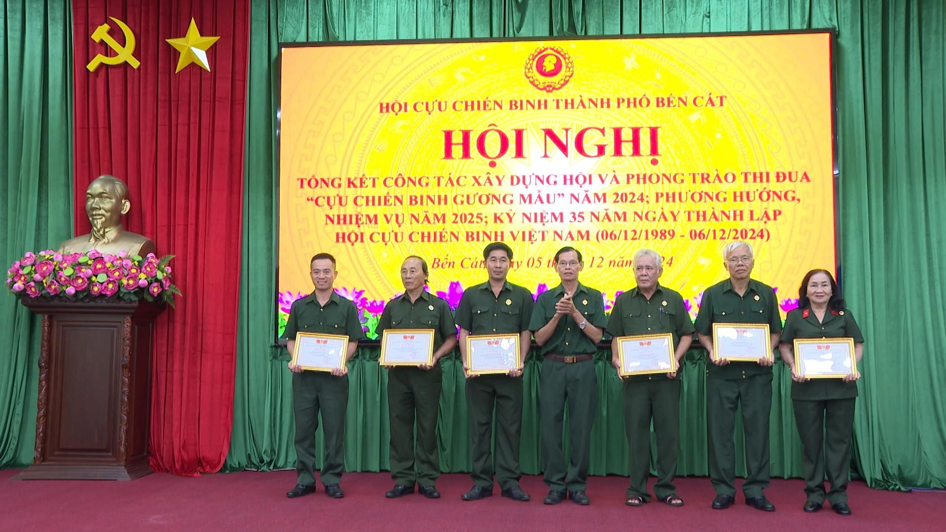 Có thể là hình ảnh về 7 người và văn bản