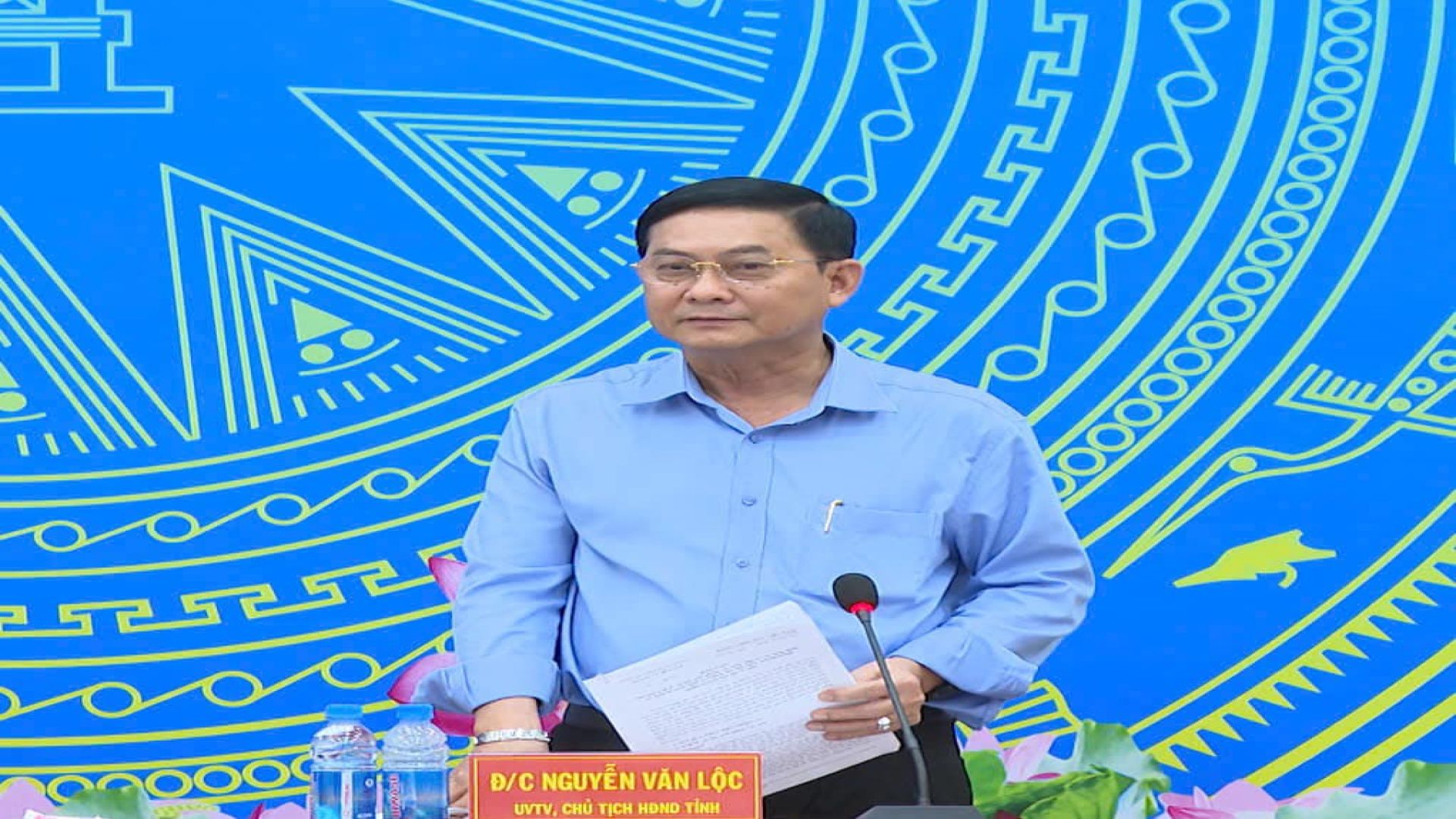 Có thể là hình ảnh về 1 người, phòng tin tức và văn bản