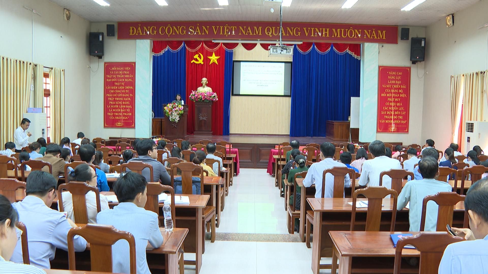 Có thể là hình ảnh về 3 người, mọi người đang học và văn bản