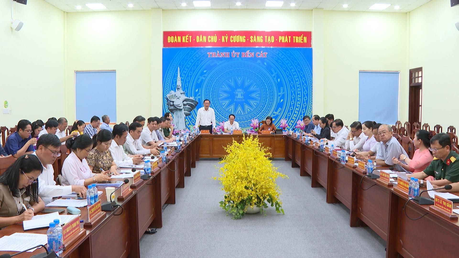 Có thể là hình ảnh về ‎5 người, mọi người đang học, cái bục và ‎văn bản cho biết '‎BOANKÉT ĐOÀN KẾT. BÂN CHỦ κή CƯƠNG SÁNG SÁNGTAO TẠO PHÁT TRIỂN THÀNH דו THÀNHÜYBENCÁT BEN BENCÁT CÁT หนาหนด‎'‎‎