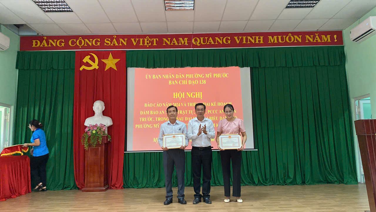 C&oacute; thể l&agrave; h&igrave;nh ảnh về 4 người, c&aacute;i bục v&agrave; văn bản