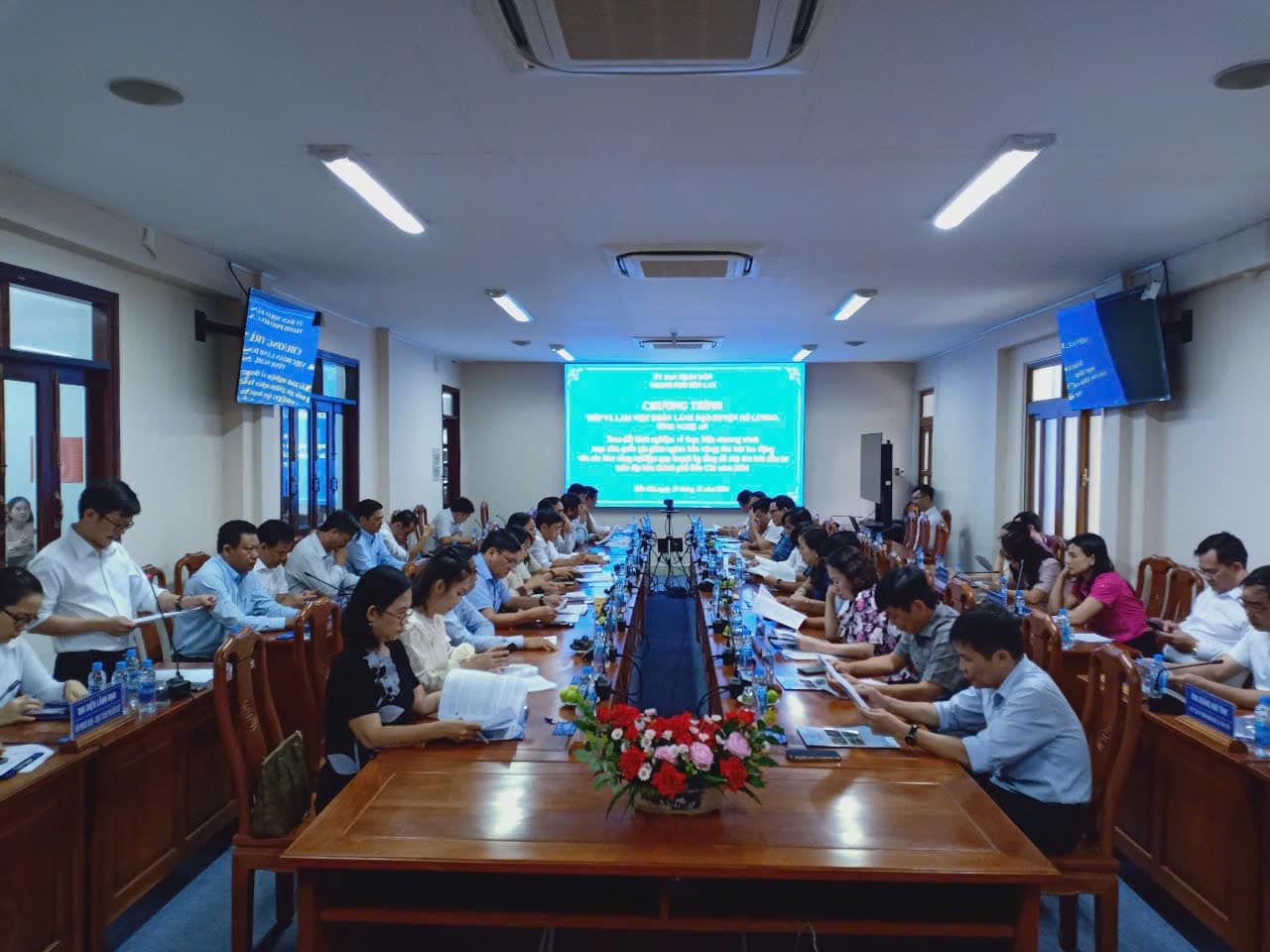 Có thể là hình ảnh về 9 người, mọi người đang học và bàn