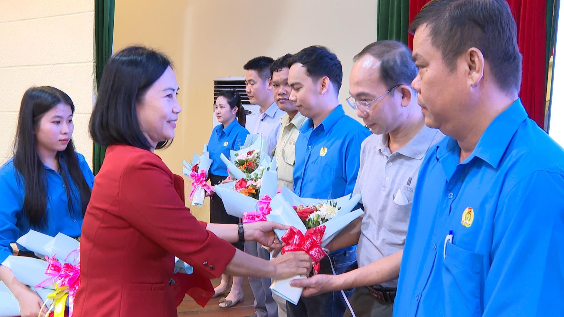 Có thể là hình ảnh về 4 người và văn bản