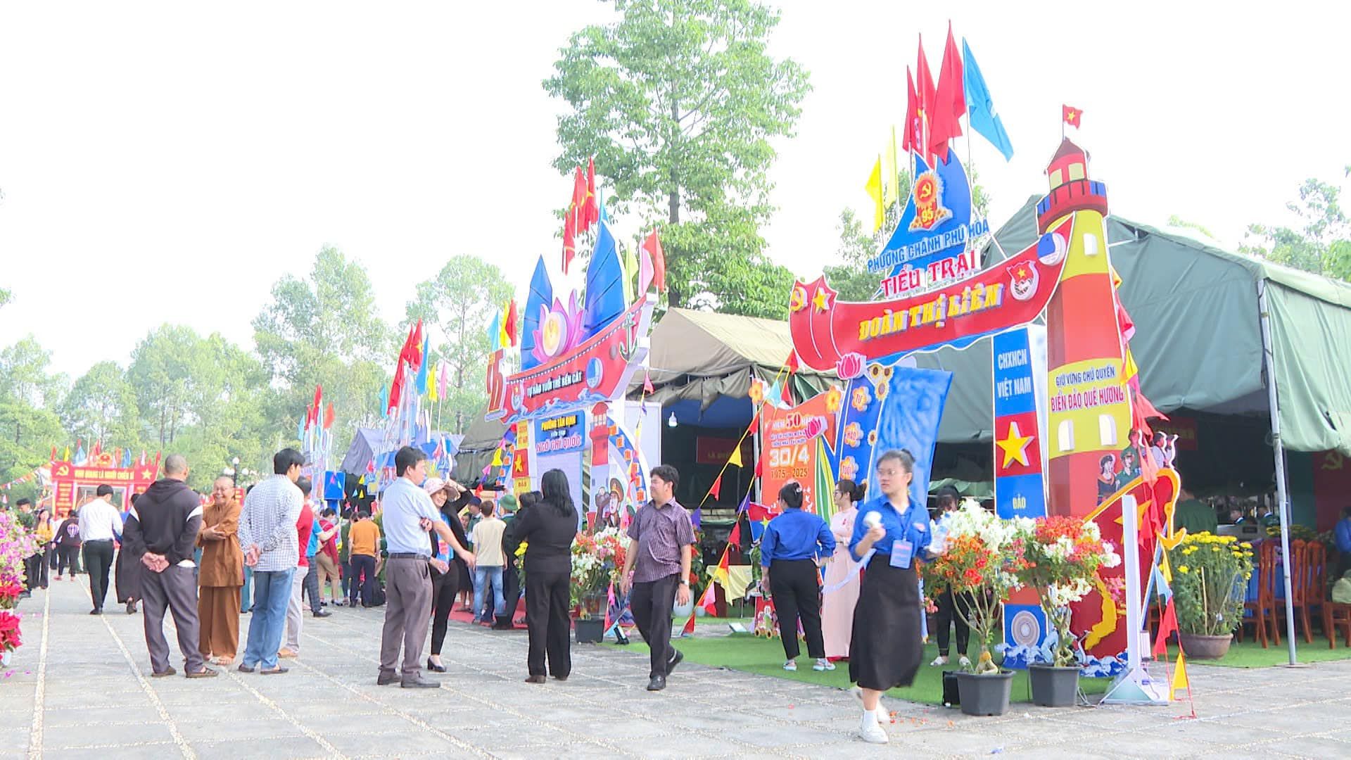 Có thể là hình ảnh về 10 người, đám đông và văn bản