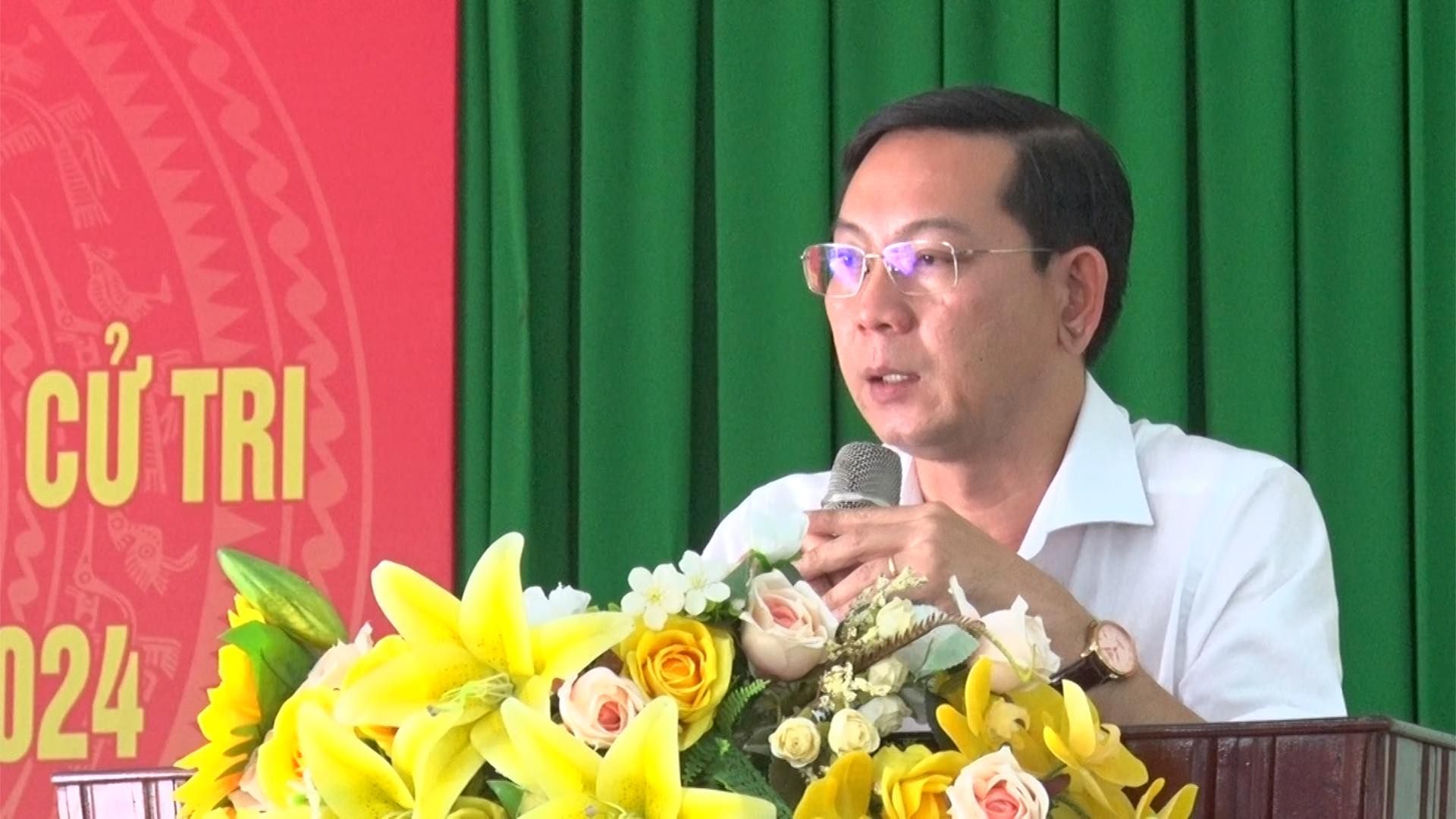 Có thể là hình ảnh về 1 người, cái bục và văn bản