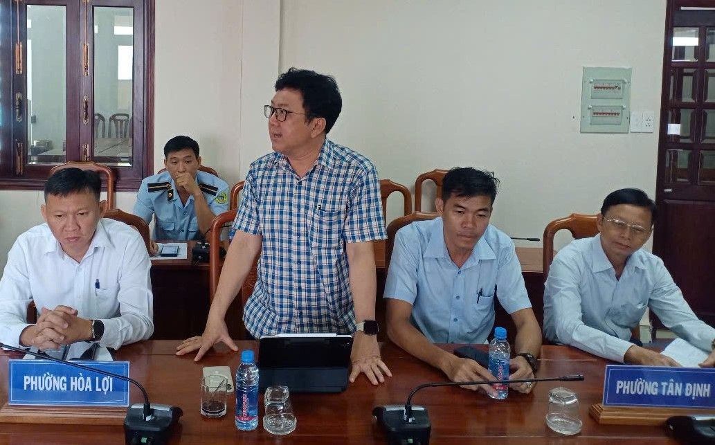 Có thể là hình ảnh về 4 người và văn bản cho biết 'WETTTYY :5 PHƯỜNG HÒA PHƯỜNGHÒALỢI HÒALỢI LỢI PHƯỜNG TÂN ĐỊNH'