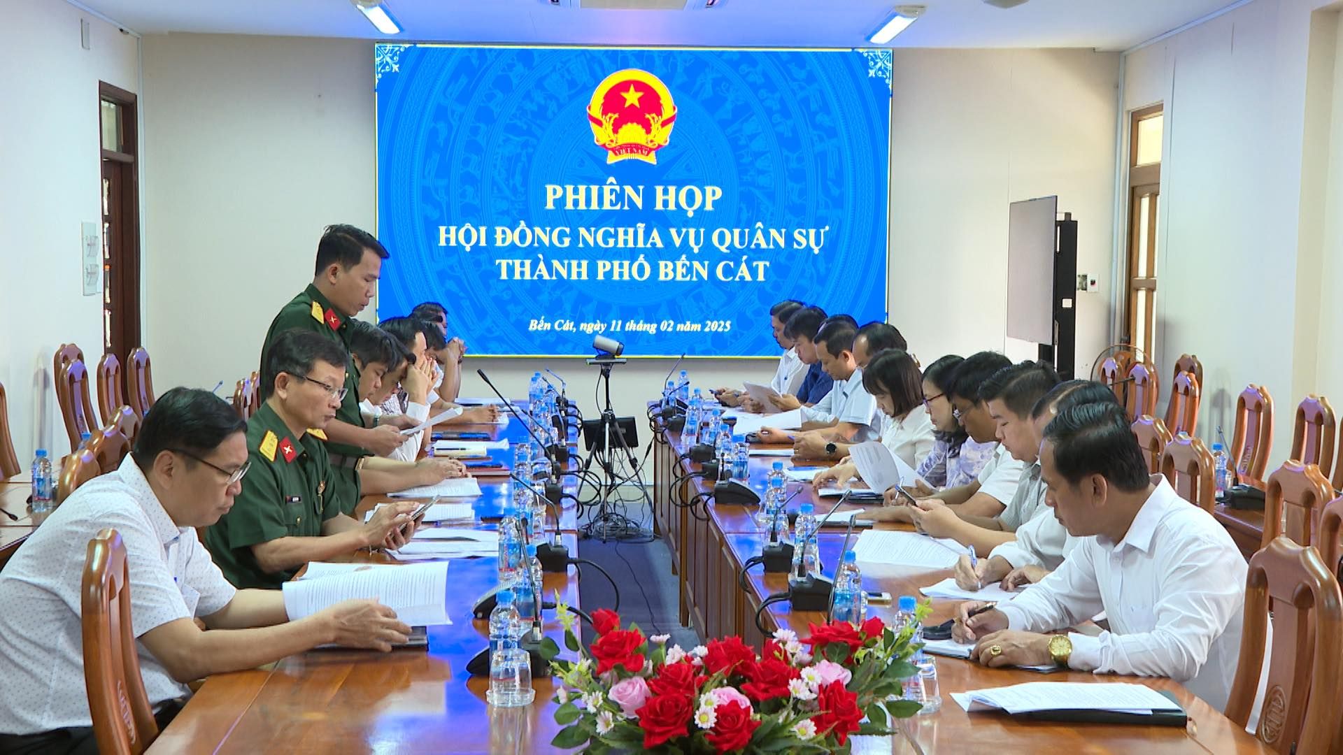 Có thể là hình ảnh về 6 người, mọi người đang học, bàn và văn bản