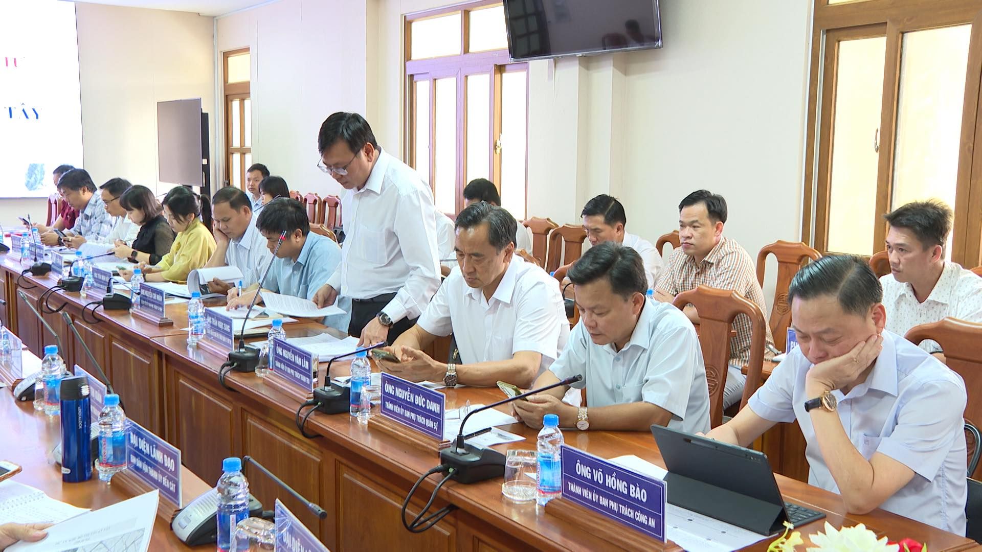 Có thể là hình ảnh về 12 người, mọi người đang học và văn bản