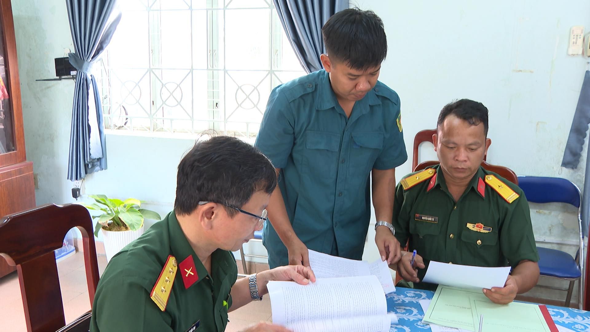 C&oacute; thể l&agrave; h&igrave;nh ảnh về 3 người v&agrave; mọi người đang học